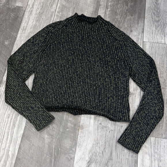 LULULEMON BLACK/GREEN Cropped Mock Turtleneck Sweater LIKE NEW - Picture 3 of 8